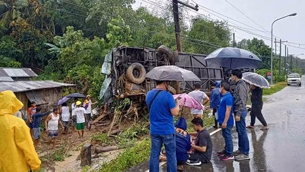 Xe lật nhào trong bão. Ảnh: Philstar.
