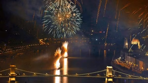 Theo kế hoạch thì Hungary định tổ chức bắn pháo hoa vào cuối tuần vừa rồi. Ảnh minh họa: World News Era. Theo kế hoạch thì Hungary định tổ chức bắn pháo hoa vào cuối tuần vừa rồi. Ảnh minh họa: World News Era.