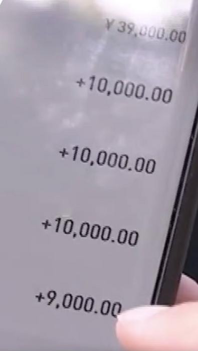 Tiền cứ được chuyển liên tục. Ảnh: Handout. Tiền cứ được chuyển liên tục. Ảnh: Handout.