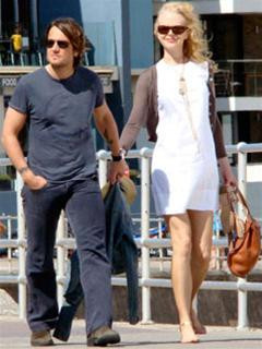 Nicole Kidman và chồng đi dạo tại vịnh Byron, Australia.