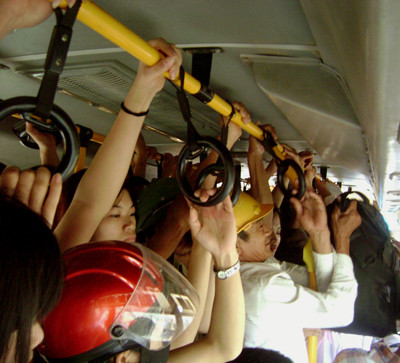 Các xe buýt chạy tuyến Mỹ Đình – Sơn Tây thường xuyên nhồi nhét khách như thế này.