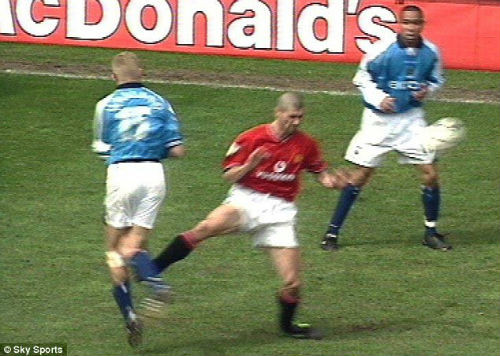 Ở trận derby thành Manchester giữa MU và Man City diễn ra vào tháng 4/2001, Roy Keane đã đạp rất mạnh vào chân của Alf Inge Haaland và khiến cầu thủ này dính chấn thương nghiêm trọng. Sau đó, trọng tài David Elleray đã tham khảo ý kiến của trợ lí trước khi rút thẻ đỏ truất quyền thi đấu của cầu thủ MU