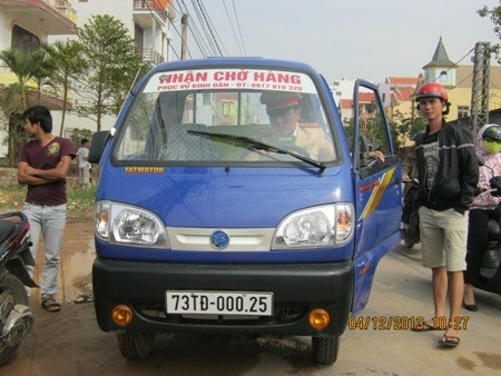 Tại cơ quan CA TP Đồng Hới, tài xế khai tên là Hoàng Văn Hiền, sinh năm 1977, trú tại phường Đức Ninh Đông, TP. Đồng Hới, tỉnh Quảng Bình. Hiền lái xe không bằng lái, không đăng kiểm và không có giấy tờ tùy thân