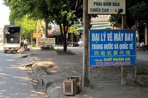 Biển hiệu một đại lý vé máy bay trên phố Nguyễn Văn Cừ