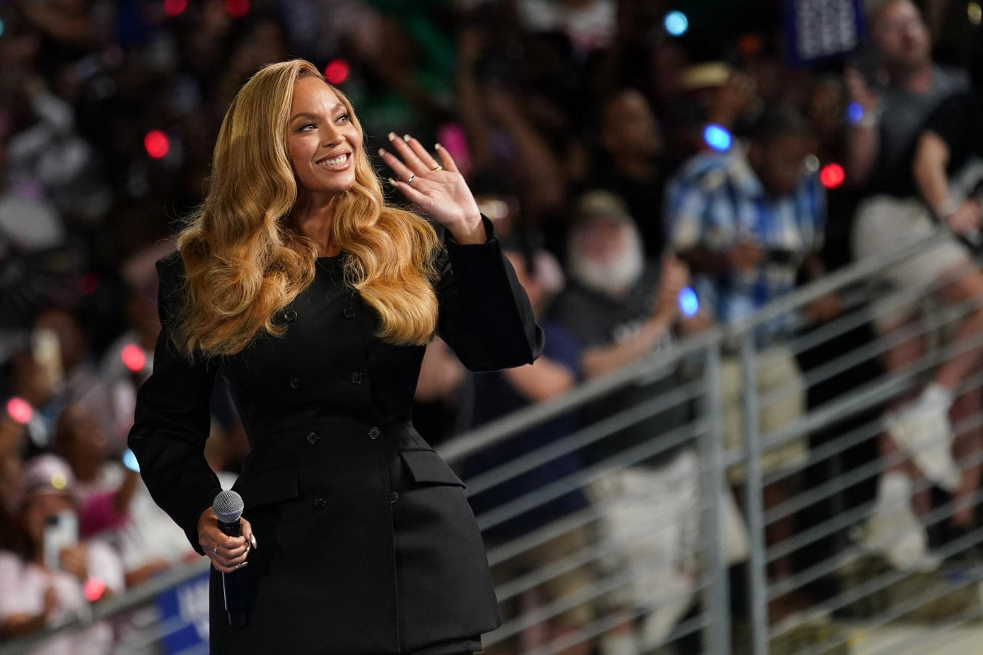 Beyoncé kêu gọi mọi người ủng hộ bà Harris tại cuộc vận động tranh cử ở Houston. Ảnh: Reuters.