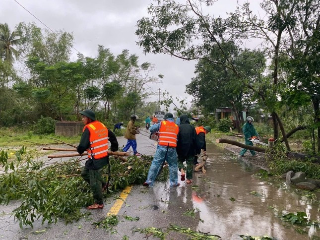 Lực lượng chức năng hỗ trợ khắc phục hậu quả sau bão Trà Mi. Lực lượng chức năng hỗ trợ khắc phục hậu quả sau bão Trà Mi.