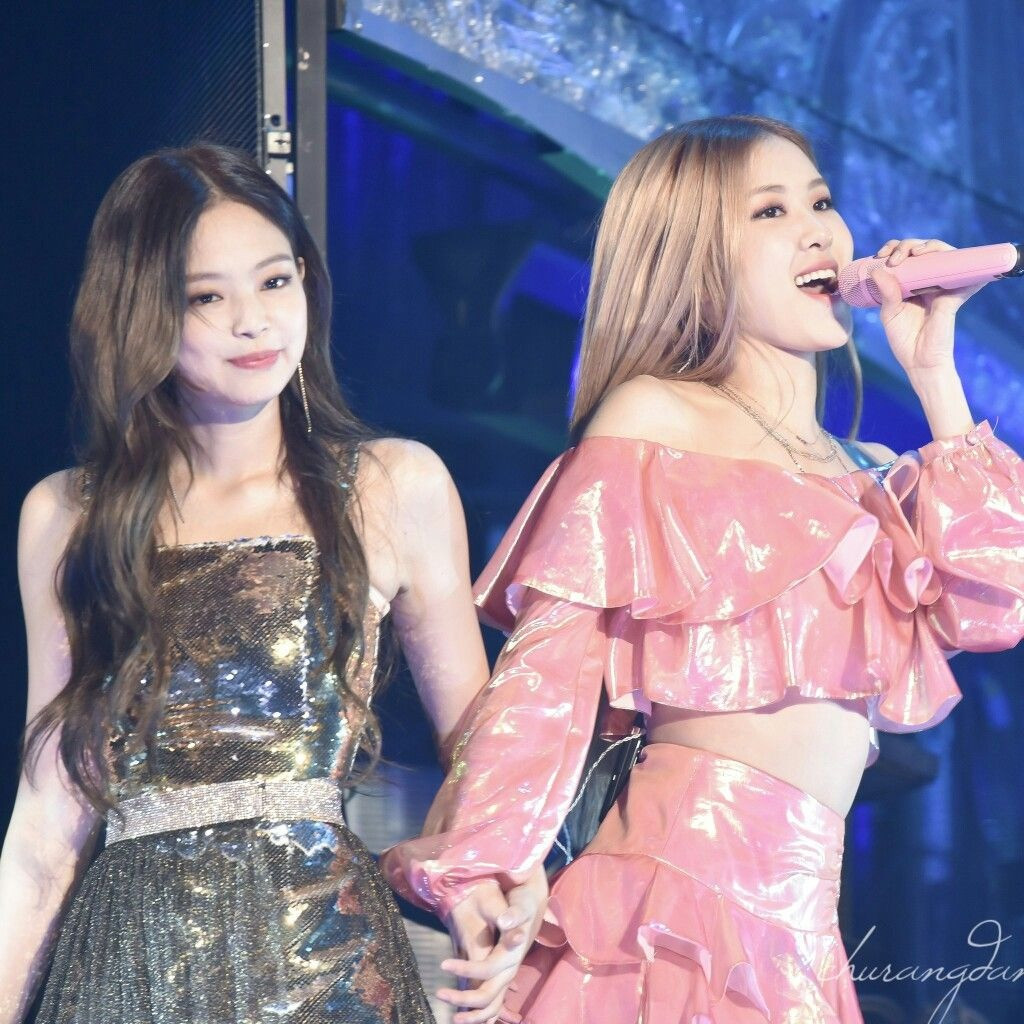 Trước APT, Rosé không được chú ý nhiều bằng Lisa và Jennie. Tuy nhiên, hiện tại, cô nâng tầm danh tiếng bằng tài năng âm nhạc. Trước APT, Rosé không được chú ý nhiều bằng Lisa và Jennie. Tuy nhiên, hiện tại, cô nâng tầm danh tiếng bằng tài năng âm nhạc.