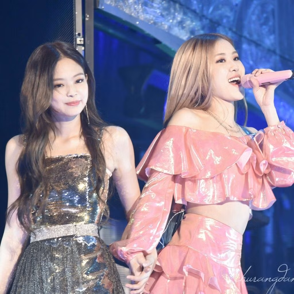 Trước APT, Rosé không được chú ý nhiều bằng Lisa và Jennie. Tuy nhiên, hiện tại, cô nâng tầm danh tiếng bằng tài năng âm nhạc.