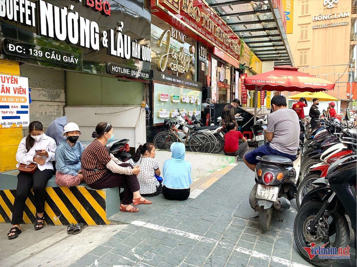 Từ sáng sớm, khách hàng đã ngồi chờ, mua cơm nắm dự phòng để canh thời điểm tiệm mở bán vàng. Ảnh: Tiến Anh. Từ sáng sớm, khách hàng đã ngồi chờ, mua cơm nắm dự phòng để canh thời điểm tiệm mở bán vàng. Ảnh: Tiến Anh.