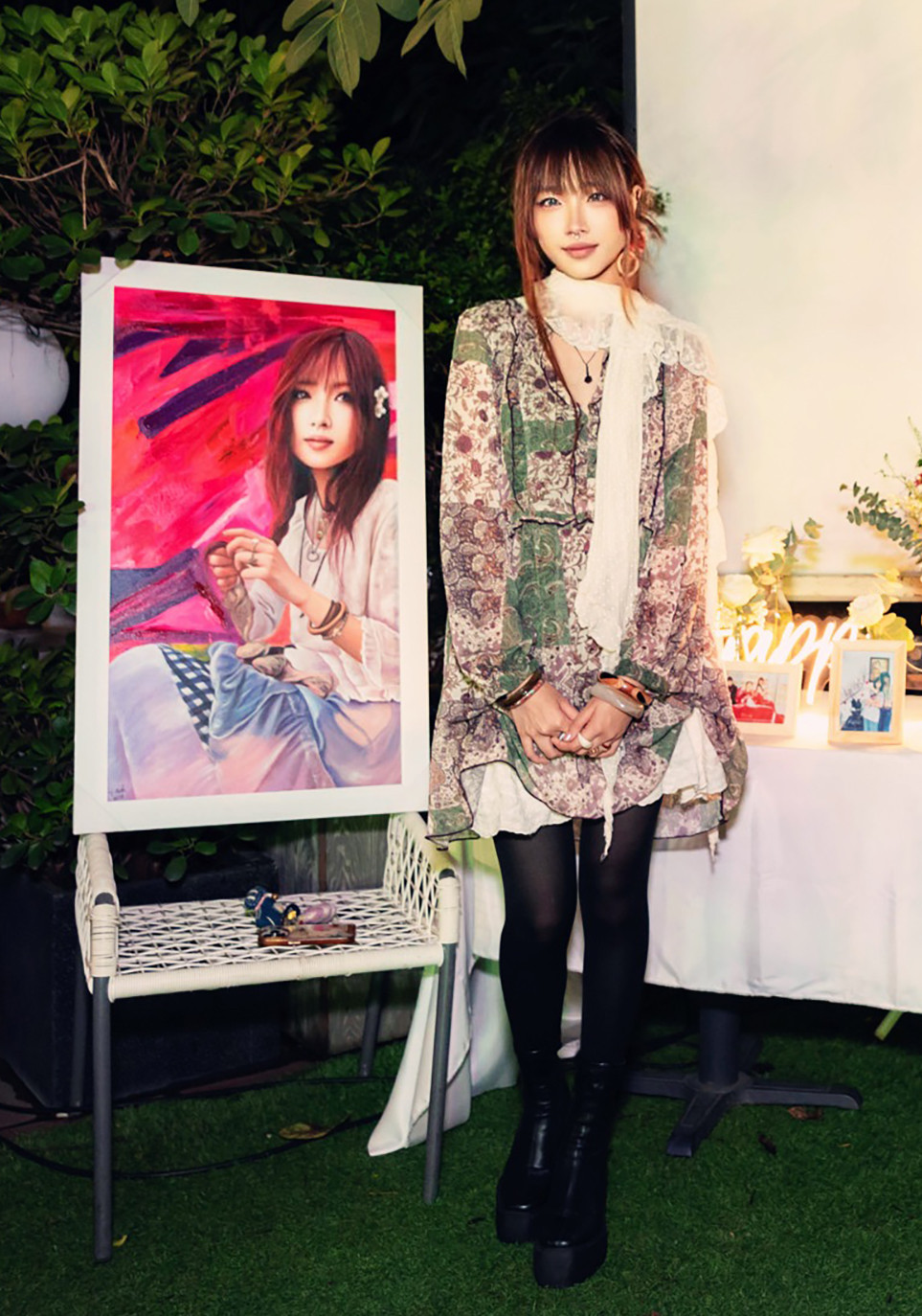 Alena được nhà văn Đoàn Quý Lâm tặng tranh chân dung. Alena được nhà văn Đoàn Quý Lâm tặng tranh chân dung.