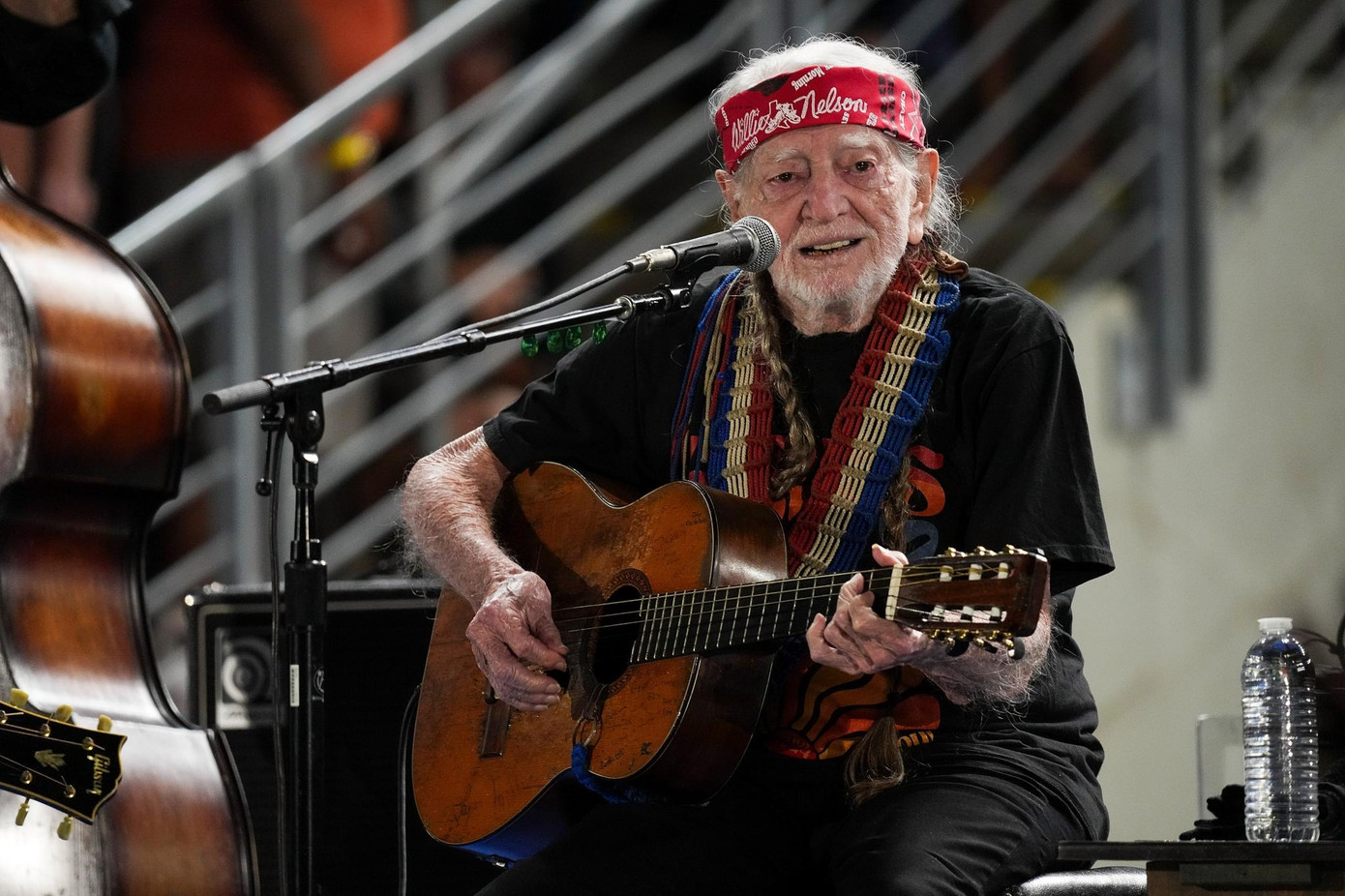 Màn trình diễn của Willie Neslon không thể thỏa mãn đám đông. Ảnh: INSTARimages.