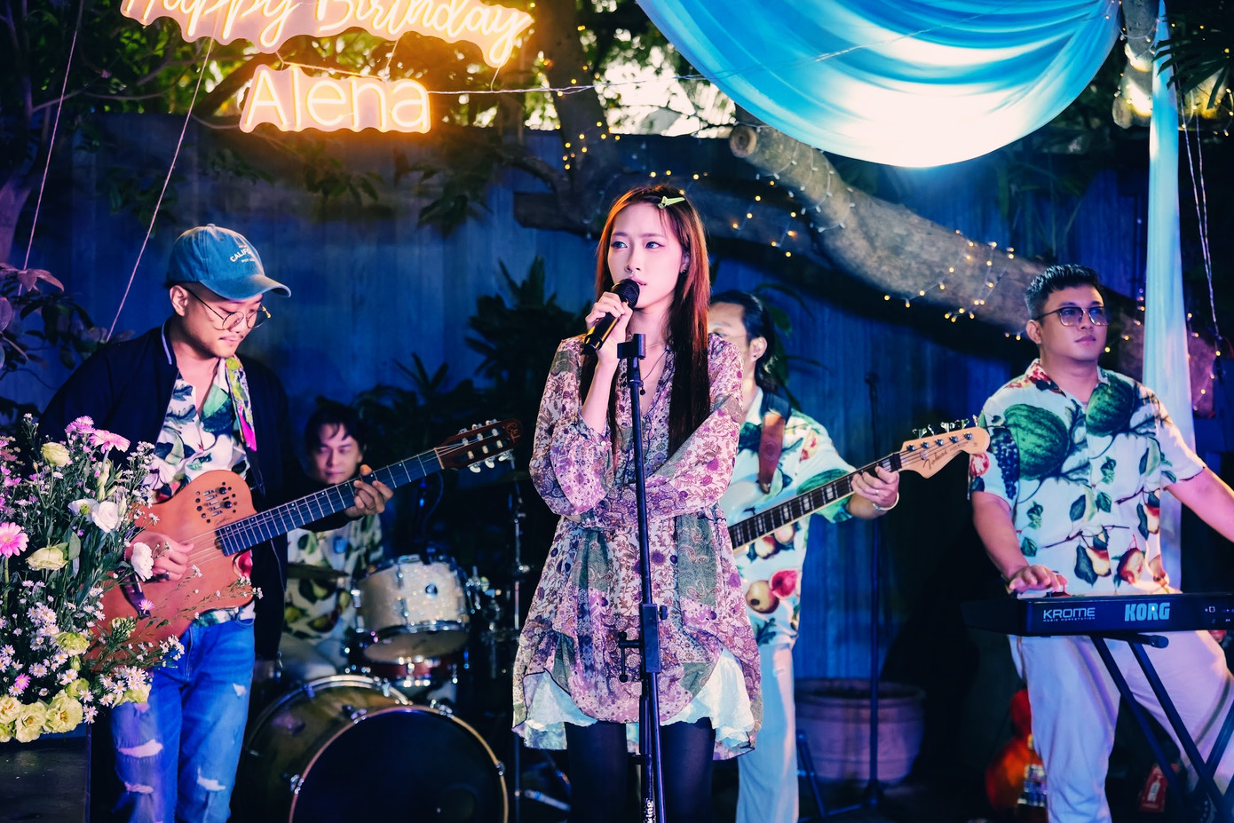 Alena biểu diễn ca khúc Gã điên. Alena biểu diễn ca khúc Gã điên.