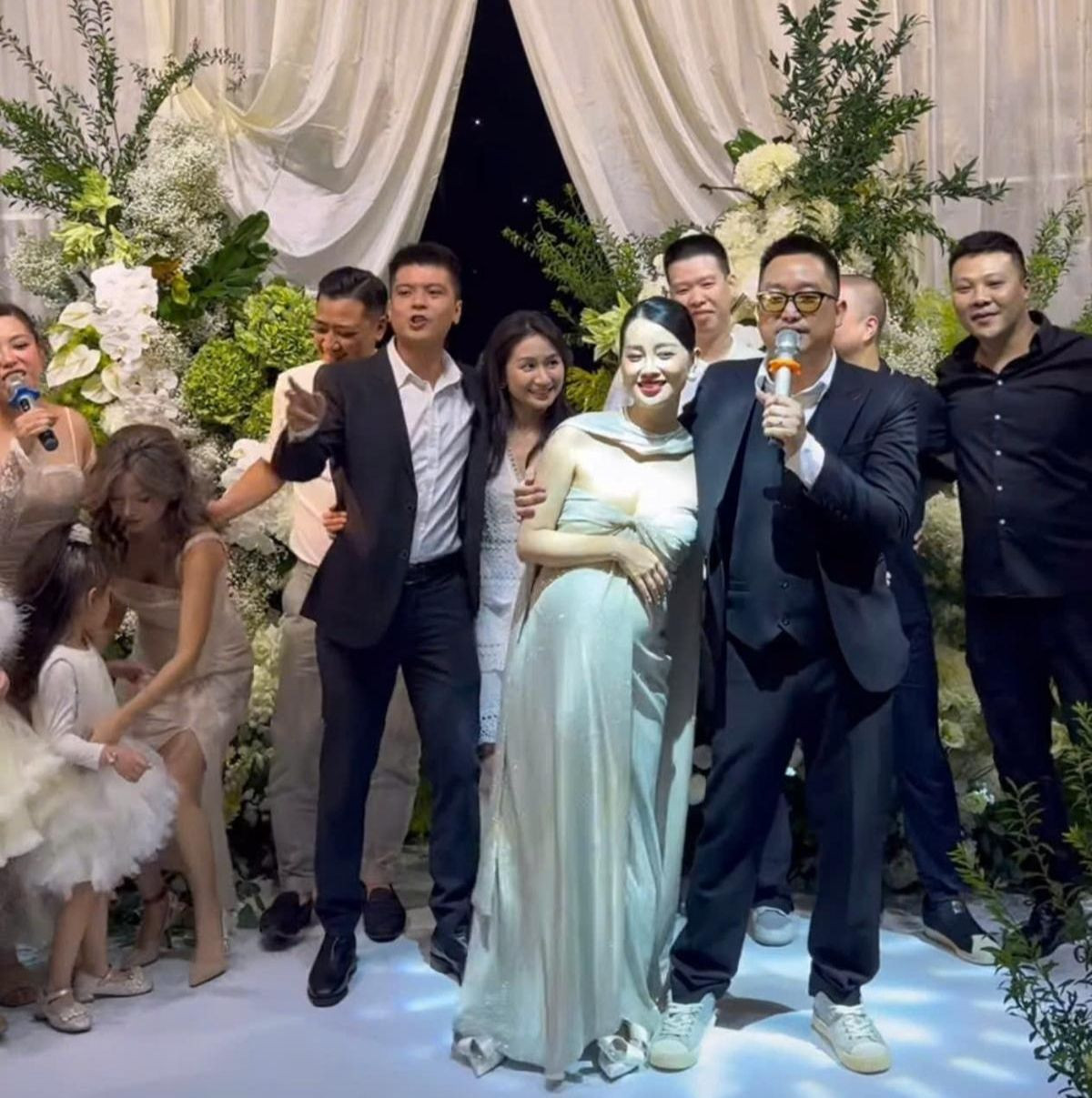 MC Quỳnh Chi lộ bụng bầu 7 tháng trong tiệc cưới tối 28/10. MC Quỳnh Chi lộ bụng bầu 7 tháng trong tiệc cưới tối 28/10.