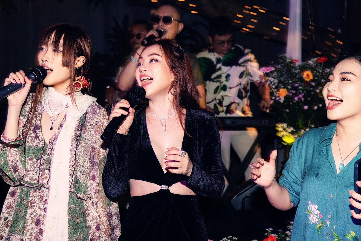 Alena hát cùng ca sĩ Vy Oanh và Thanh Lan của nhóm Mặt Trời Đỏ. Alena hát cùng ca sĩ Vy Oanh và Thanh Lan của nhóm Mặt Trời Đỏ.