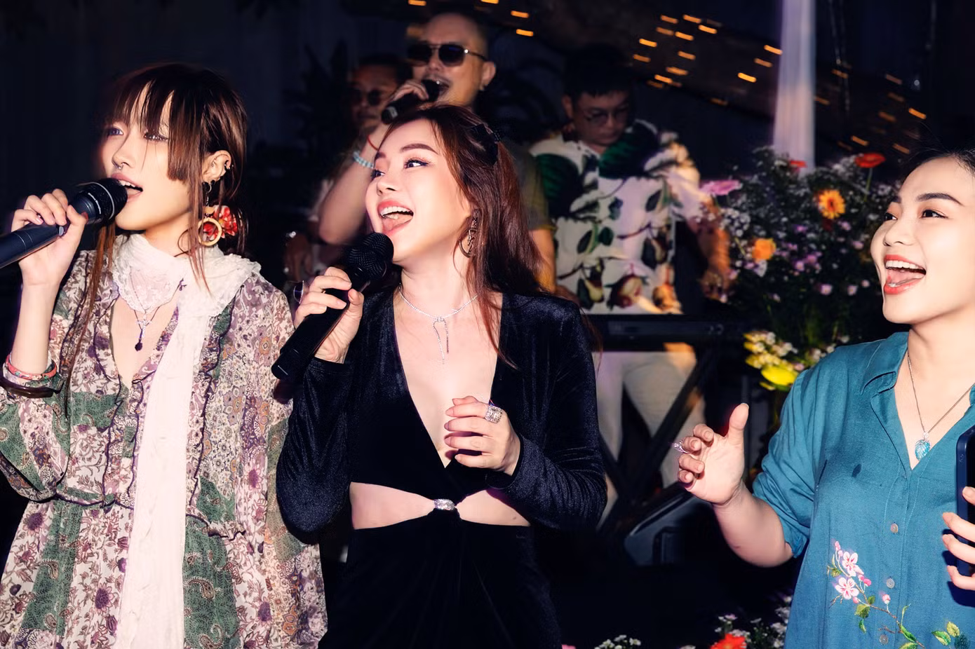 Alena hát cùng ca sĩ Vy Oanh và Thanh Lan của nhóm Mặt Trời Đỏ.