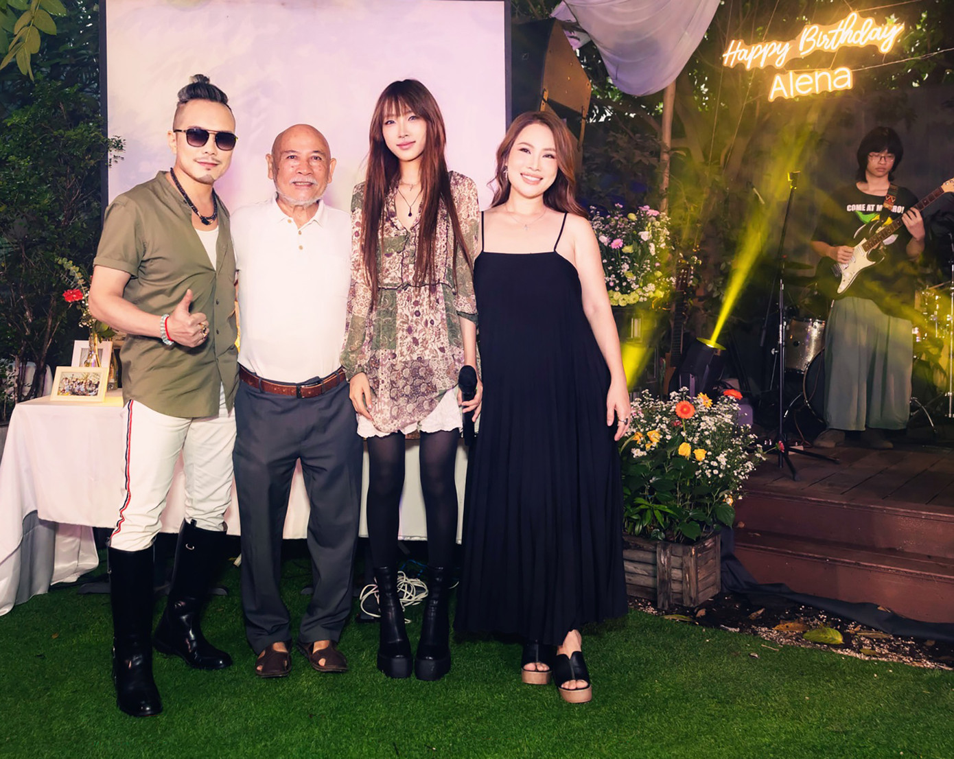 Gia đình Jimmii Nguyễn chụp ảnh cùng nhà văn Lưu Trọng Văn. Gia đình Jimmii Nguyễn chụp ảnh cùng nhà văn Lưu Trọng Văn.