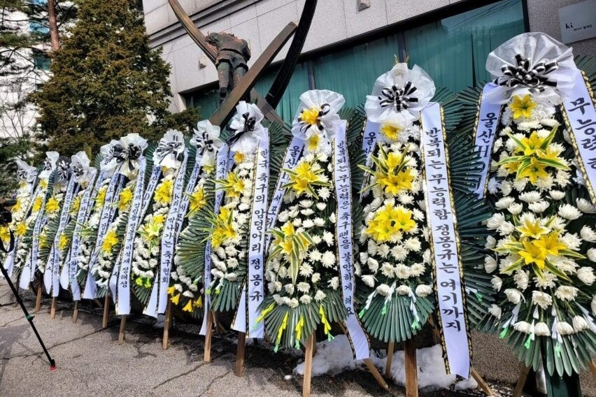 Cách dùng hoa tang để thể hiện bất bình bắt nguồn từ giới chính trị Hàn Quốc.