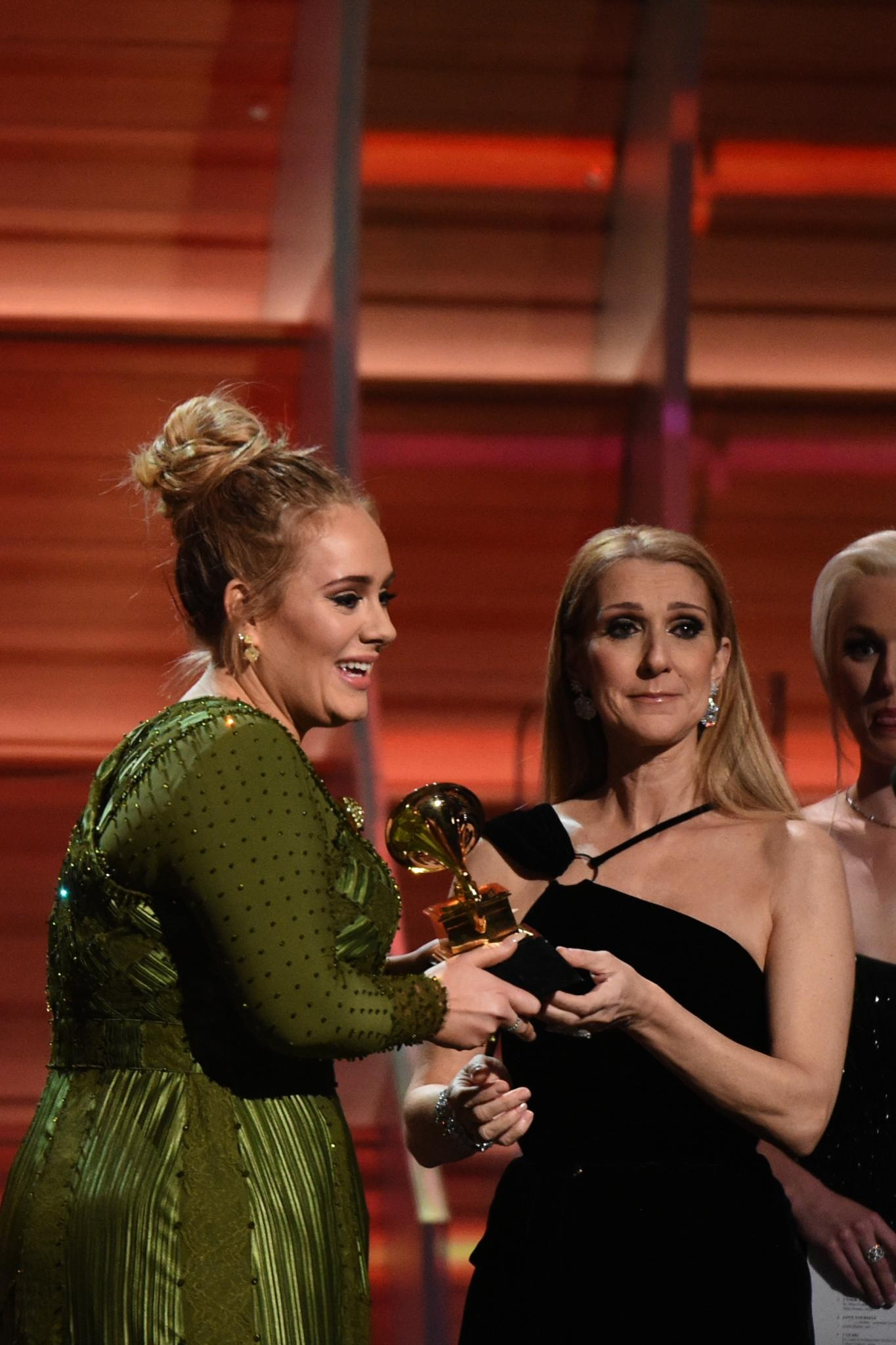 Adele ôm chặt Celine Dion trên sân khấu trao giải Grammy 2017. Ảnh: Getty Images.