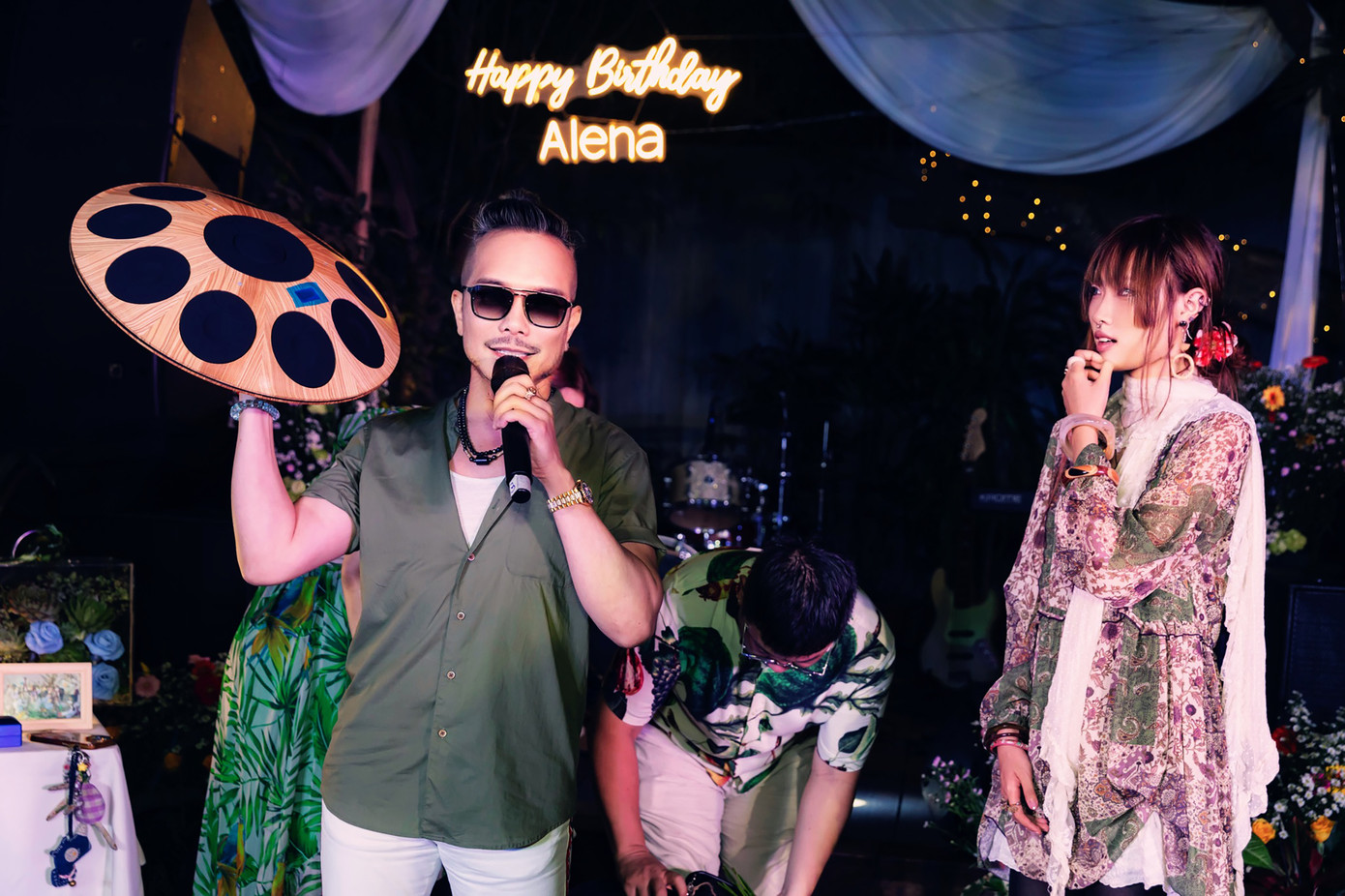 Jimmii Nguyễn tặng con gái lớn chiếc trống điện làm "cần câu cơm" trong buổi lễ trưởng thành. Jimmii Nguyễn tặng con gái lớn chiếc trống điện làm "cần câu cơm" trong buổi lễ trưởng thành.