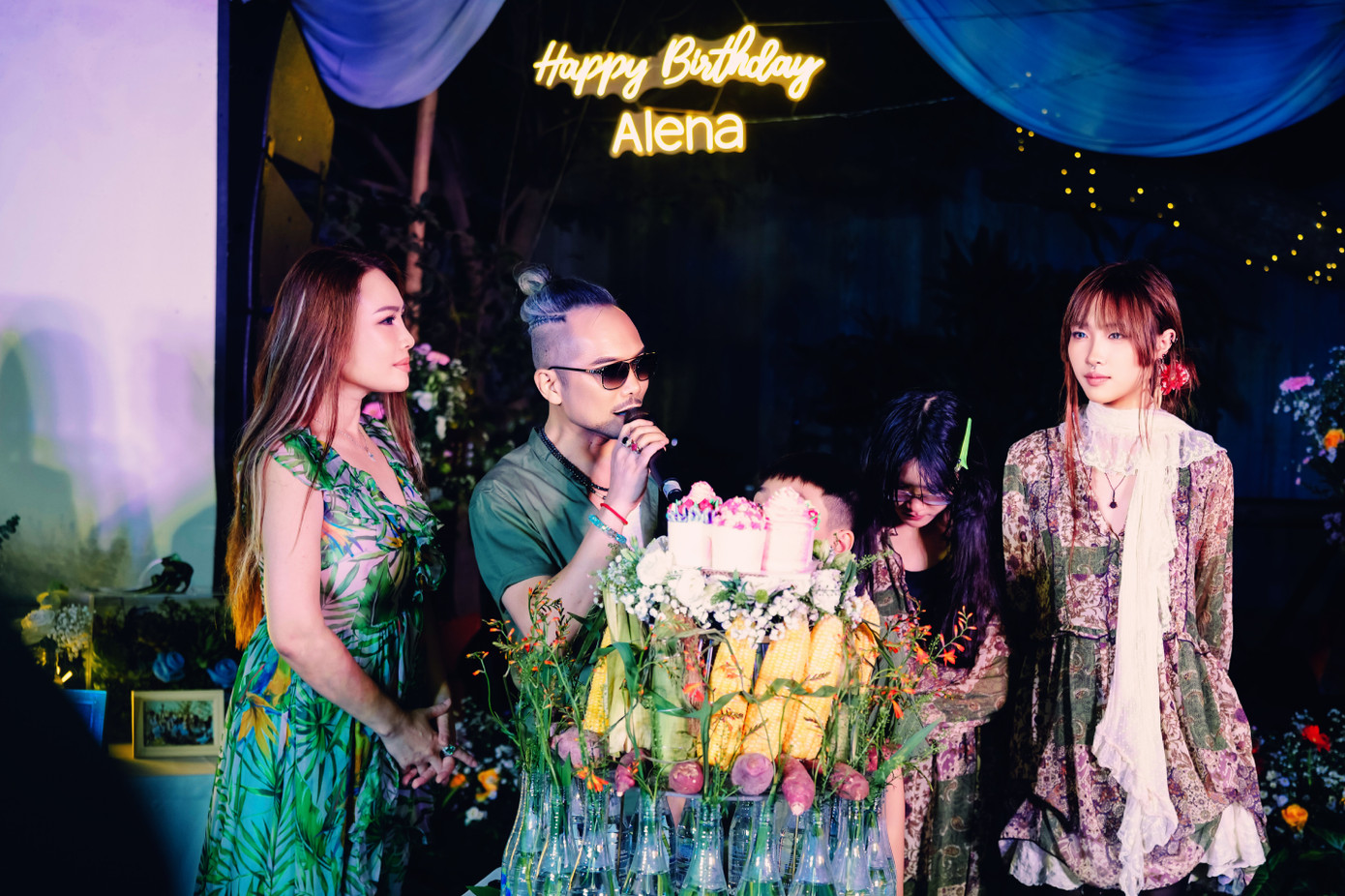 Chiếc bánh sinh nhật đặc biệt mà vợ chồng ca sĩ Jimmii Nguyễn - Ngọc Phạm dành tặng Alena. Chiếc bánh sinh nhật đặc biệt mà vợ chồng ca sĩ Jimmii Nguyễn - Ngọc Phạm dành tặng Alena.