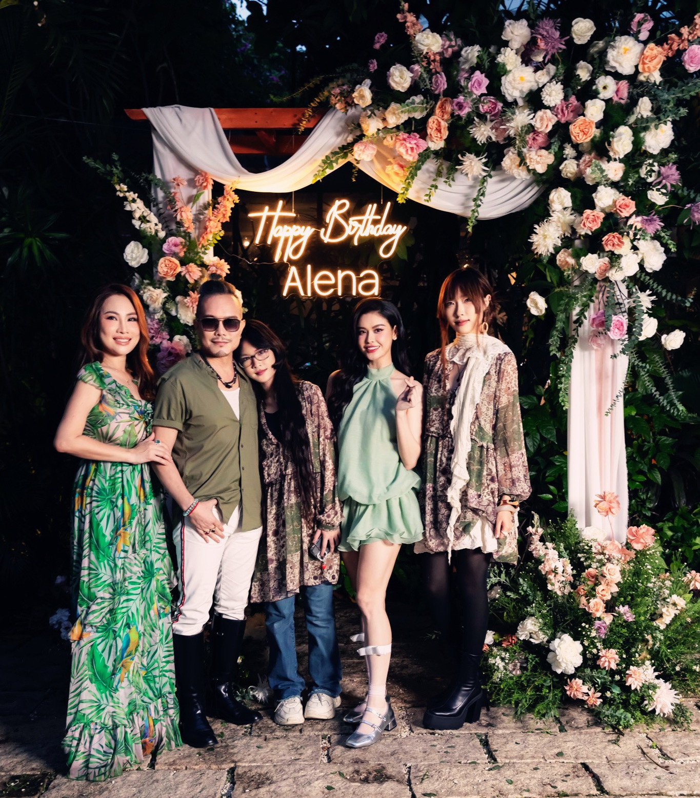 Trương Quỳnh Anh là một trong những khách mời tham dự buổi lễ. Trương Quỳnh Anh là một trong những khách mời tham dự buổi lễ.