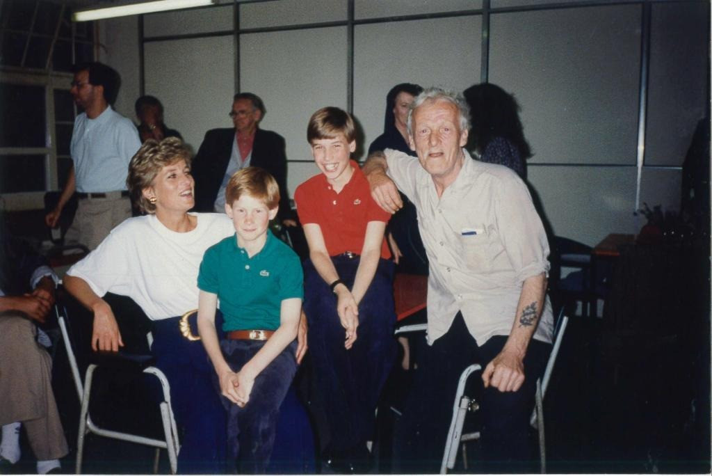 Bức ảnh William chụp cùng mẹ và em trai trong chuyến đi đến The Passage vào năm 1993. Ảnh: Cung điện Kensington.