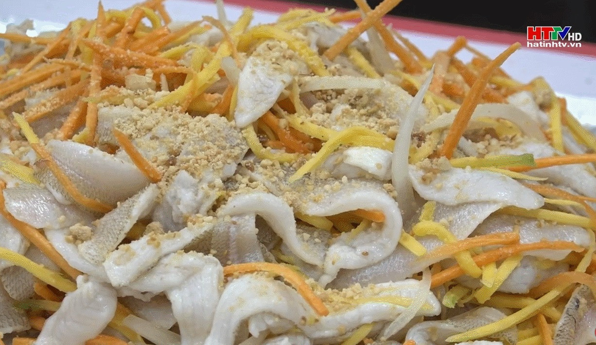 Thịt cá đục được ướp chanh để làm chín và khử tanh rồi vắt khô, đem trộn với các nguyên liệu khác. Ảnh: Hà Tĩnh TV. Thịt cá đục được ướp chanh để làm chín và khử tanh rồi vắt khô, đem trộn với các nguyên liệu khác. Ảnh: Hà Tĩnh TV.