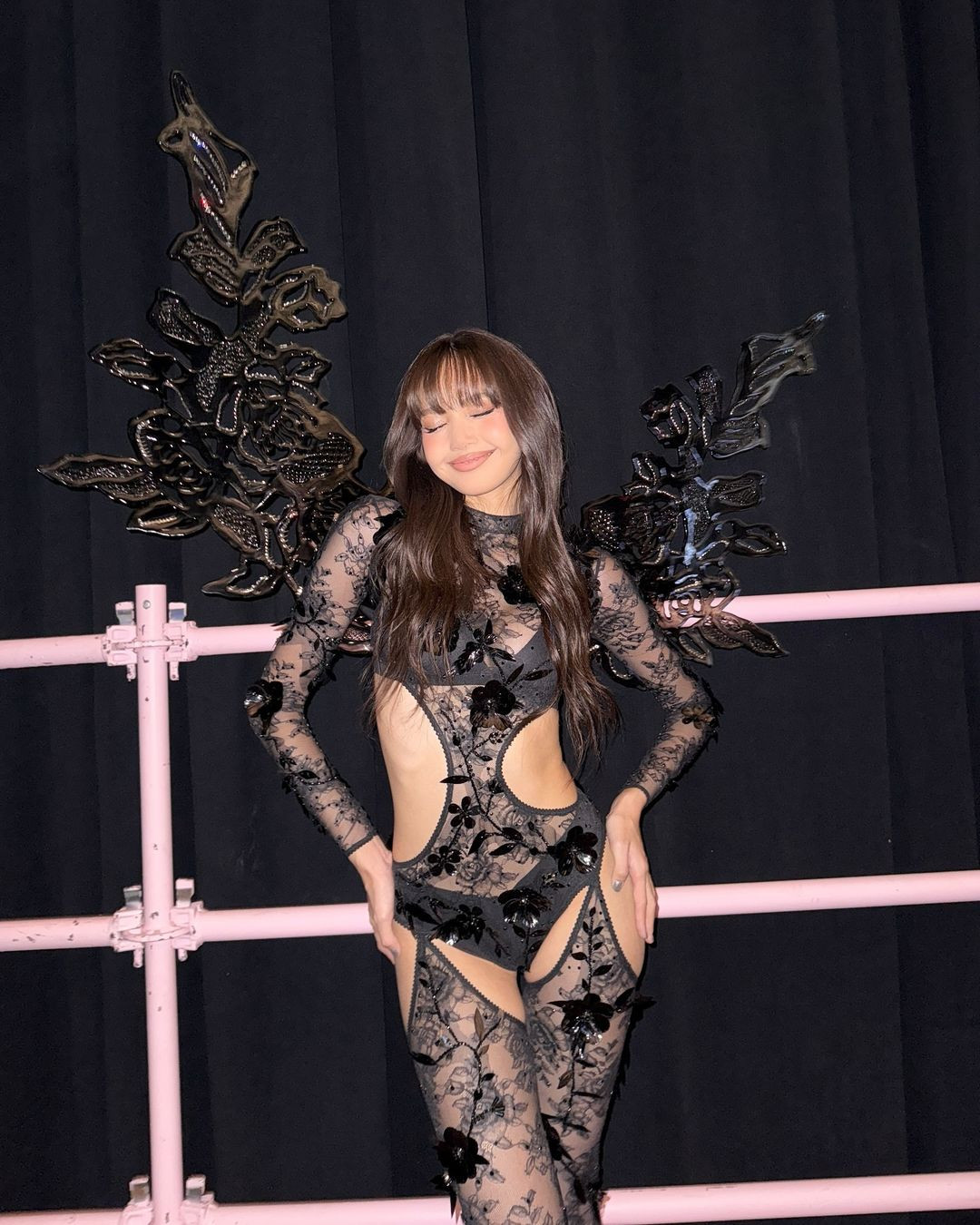 Sau khi rời YG Entertainment và lập công ty riêng, mức độ táo bạo của Lisa ngày càng thăng cấp. Tại sự kiện Victoria&apos;s Secret Fashion show, Lisa không ngại mặc nội y ren xuyên thấu biểu diễn. Khán giả nhận xét nữ ca sĩ New Woman nóng bỏng không kém các siêu mẫu trình diễn chính.