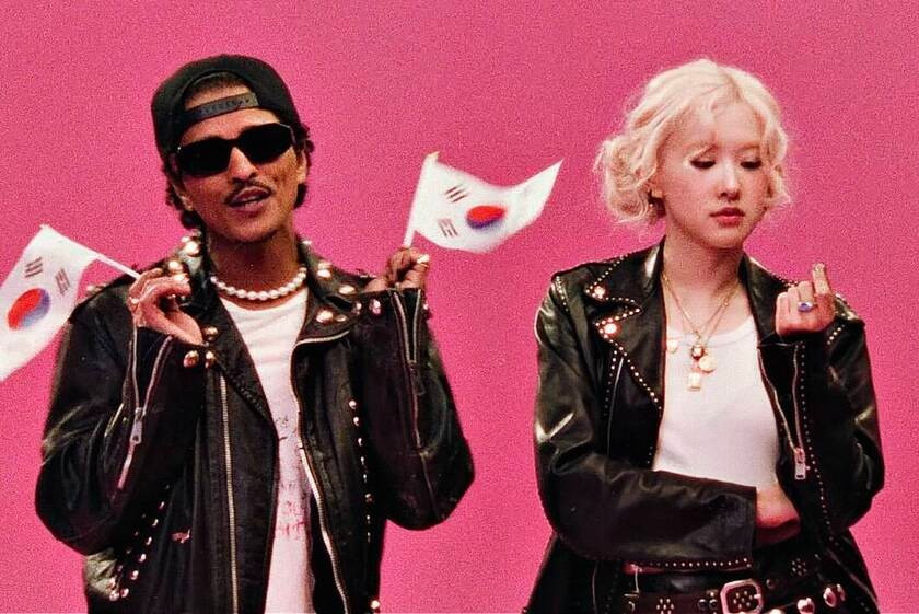 Rosé tạo cơn địa chấn toàn cầu khi bắt tay Bruno Mars phát hành APT. Rosé tạo cơn địa chấn toàn cầu khi bắt tay Bruno Mars phát hành APT.