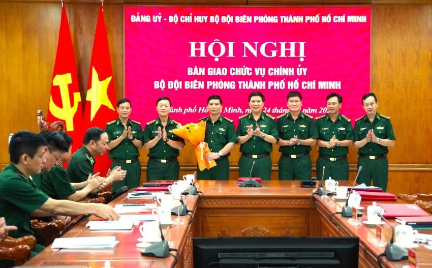 Đại tá Đỗ Vĩnh Thăng (cầm hoa), nguyên Chính ủy BĐBP Ninh Bình được bàn giao nhiệm vụ giữ chức vụ Chính ủy BĐBP TP.HCM. Ảnh: BĐBP Đại tá Đỗ Vĩnh Thăng (cầm hoa), nguyên Chính ủy BĐBP Ninh Bình được bàn giao nhiệm vụ giữ chức vụ Chính ủy BĐBP TP.HCM. Ảnh: BĐBP