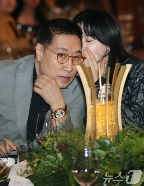 Khán giả bất ngờ trước vẻ ngoài phong độ của chồng Lee Young Ae dù đã 73 tuổi.