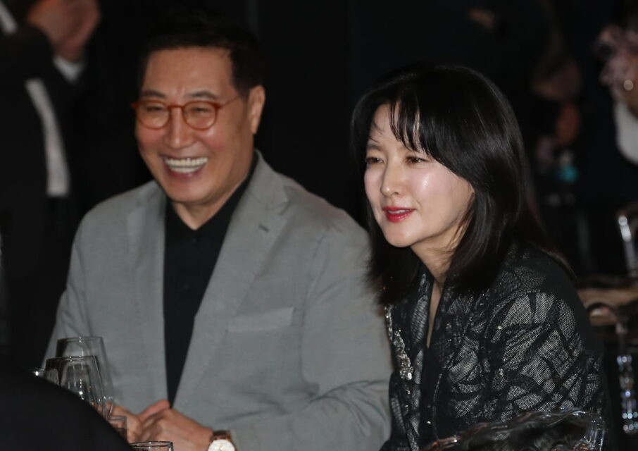 Lee Young Ae hiếm hoi cùng chồng đại gia tham dự sự kiện Beautiful Artist Awards.