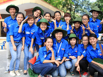 Đội sinh viên tình nguyện trước điểm thi Đại học KHXH&NV Hà Nội