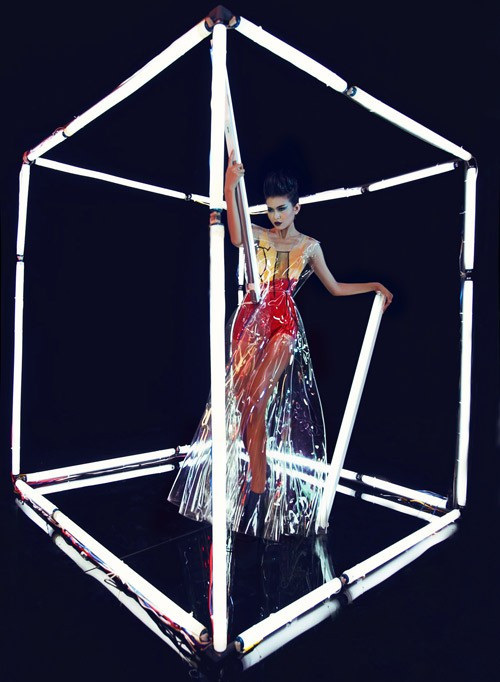 Tiếp đó, cô là người về nhì thử thách chụp ảnh cùng bóng đèn. Ở phần thi này, Thanh Thủy nhận được đánh giá cao nhờ khuôn mặt thể hiển cảm xúc mạnh và ra chất mẫu, cách tạo dáng có sự tiến bộ so với nhiều tập trước. Bài viết: http://news.zing.vn/Hanh-trinh-lot-xac-an-tuong-cua-quan-quan-Mau-Thanh-Thuy-post379718.html#category Nguồn Zing News 