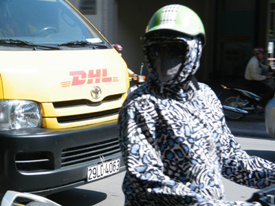 Mặc áo chống nắng - dấu hiệu của tuổi tác? Ảnh: Nguyễn Mạnh Hà. Mặc áo chống nắng - dấu hiệu của tuổi tác? Ảnh: Nguyễn Mạnh Hà