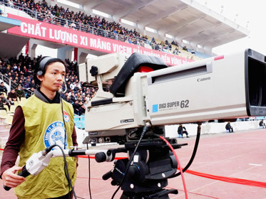Người hâm mộ mong chờ các đài truyền hình trực tiếp nhiều trận đấu tại V-League. Ảnh: Quang Thắng. Người hâm mộ mong chờ các đài truyền hình trực tiếp nhiều trận đấu tại V-League. Ảnh: Quang Thắng