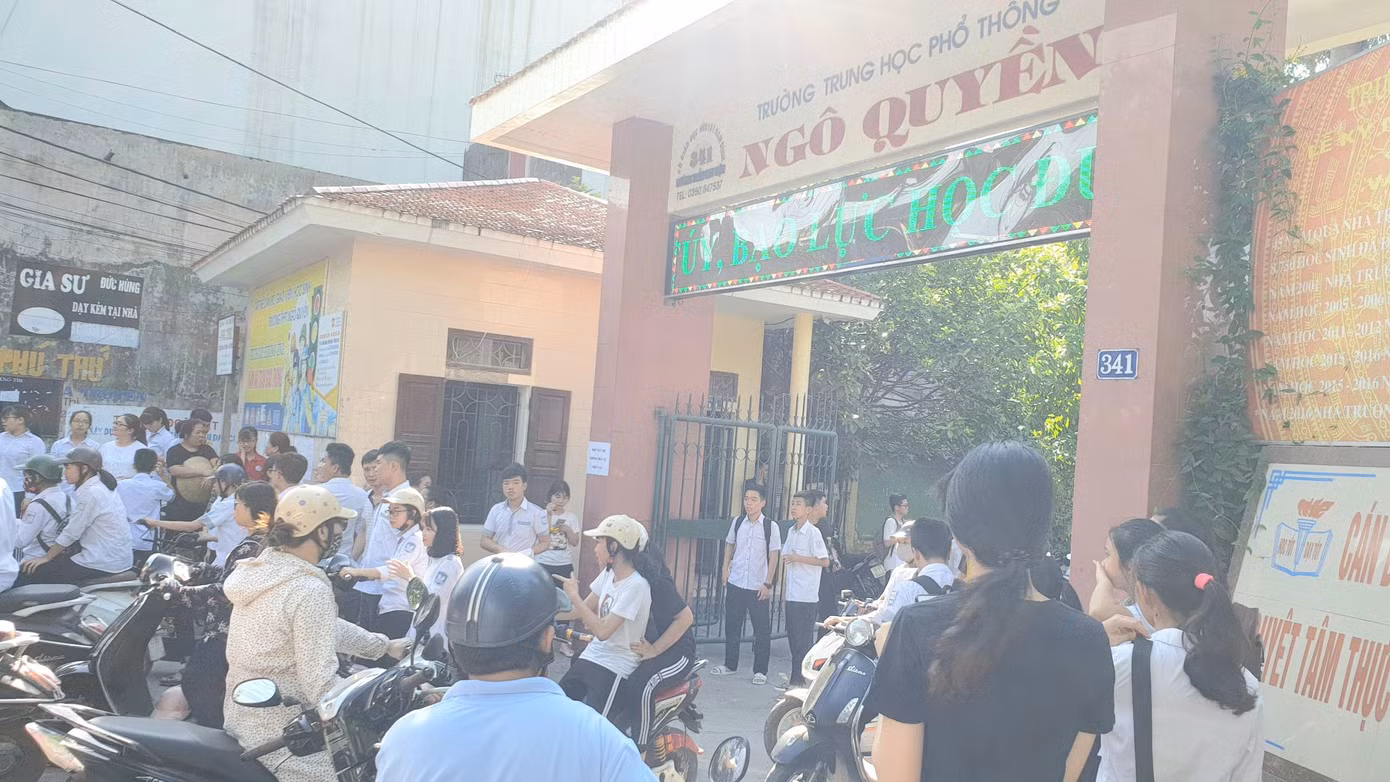 Chảo lửa thi lớp 10 Nam Định quá nóng, phụ huynh rồng rắn đội nắng ngóng con ảnh 12
