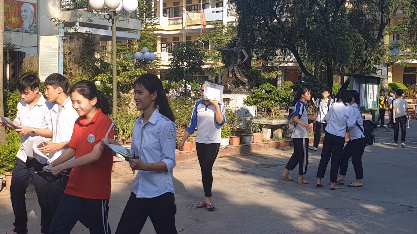 Bảng điểm thi vào trường Ams toàn điểm 10, chúng ta đang làm 'hàng fake' ảnh 2