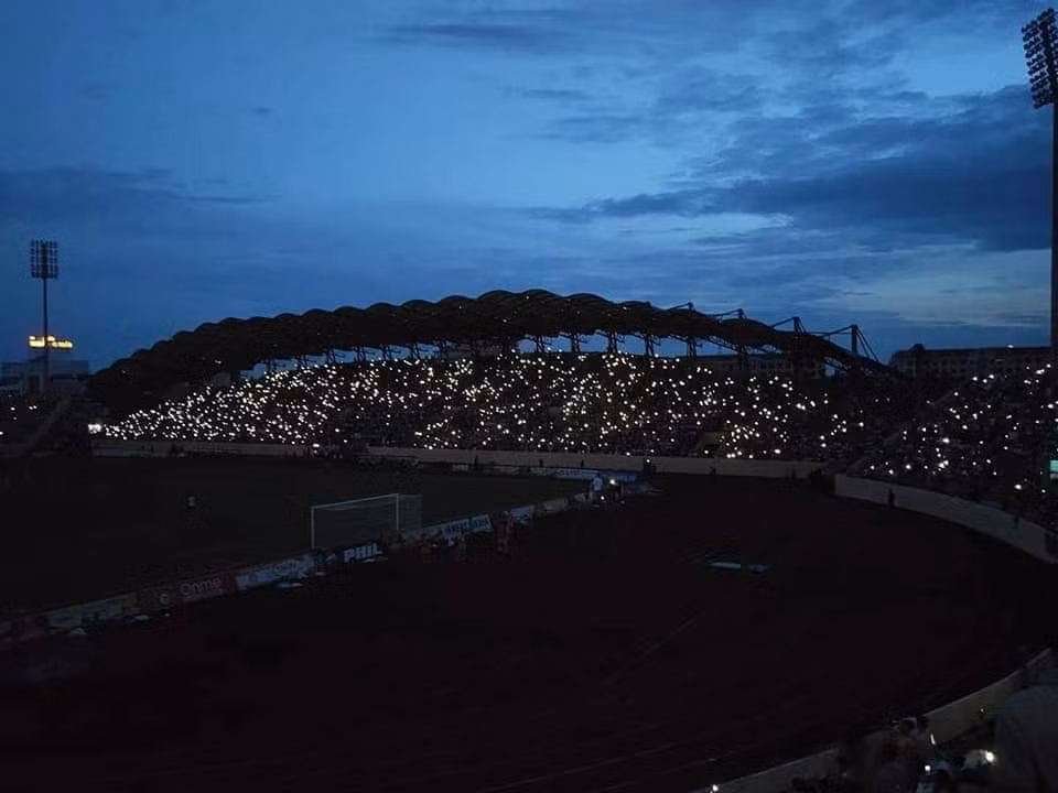 Mất điện giữa trận đấu, 3 vạn CĐV mở hội hoa đăng trên sân Thiên Trường ảnh 11