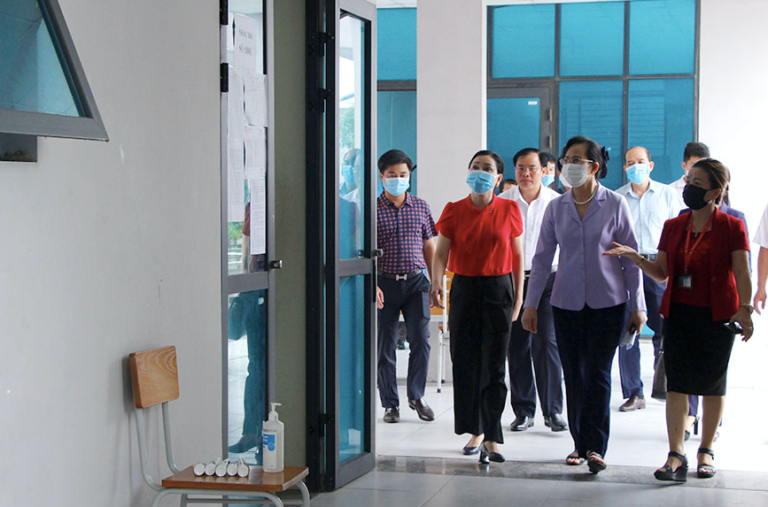 Gần 900.000 sỹ tử khẩu trang kín bưng làm thủ tục thi tốt nghiệp THPT ảnh 9