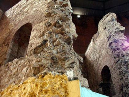 Bể nước dung tích 1.250m3 đã bị phá bỏ, chỉ còn trơ lại những bức tường bằng đá rất dày.