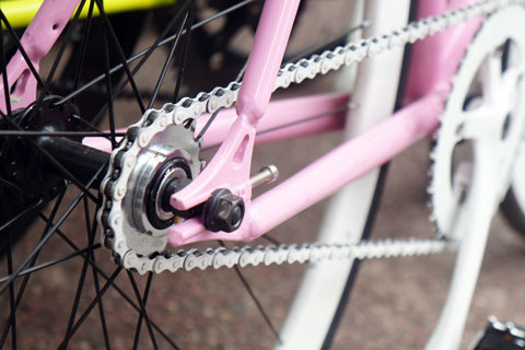 Rãnh lắp bánh vào khung đặt ở phía sau như xe máy