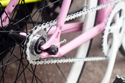 Rãnh lắp bánh vào khung đặt ở phía sau như xe máy