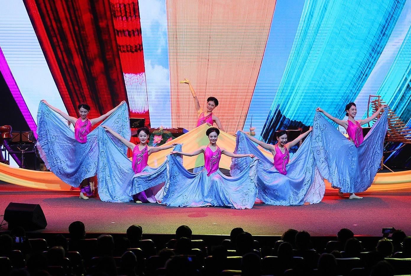 Chương trình nghệ thuật “Việt Nam – Những sắc màu” đã đưa các khán giả xuôi dòng văn hóa Việt Nam. Ảnh: DG