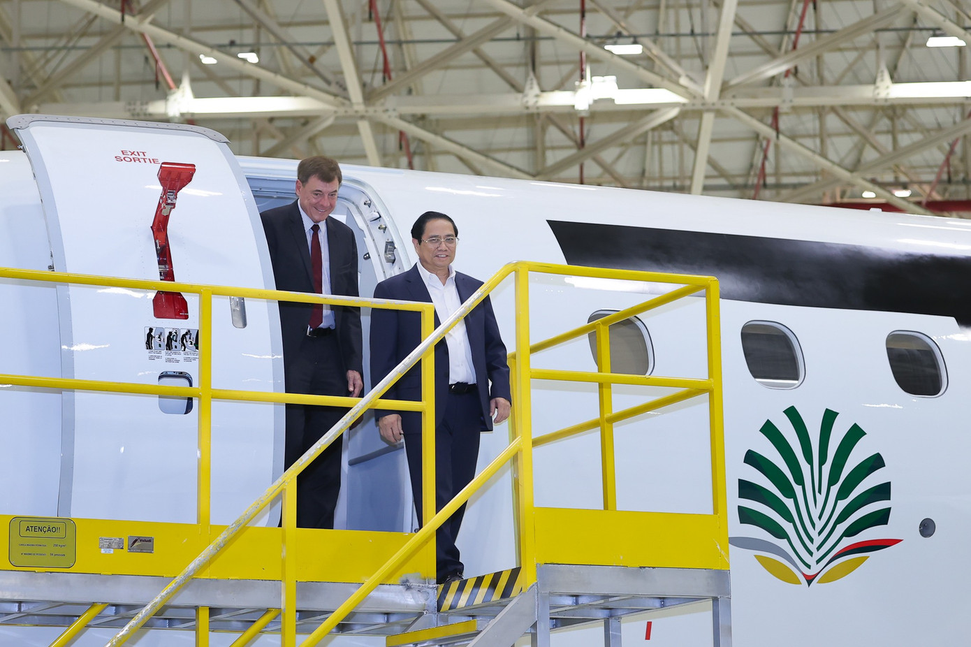 Thủ tướng Phạm Minh Chính thăm tàu bay của Embraer. Ảnh: NB