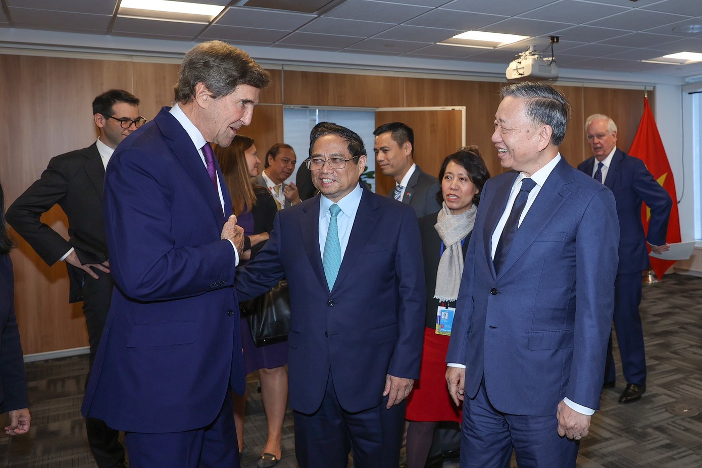 Thủ tướng Phạm Minh Chính, Bộ trưởng Công an Tô Lâm trao đổi với Đặc phái viên John Kerry. Ảnh: NB