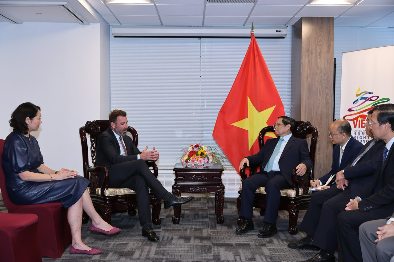 Phó Chủ tịch phụ trách Quan hệ Chính phủ toàn cầu và các lãnh đạo cấp cao của Tập đoàn Apple, ông Nick Ammann, cho biết, sự tăng trưởng vượt bậc về quy mô sản xuất và giá trị xuất khẩu các sản phẩm của Apple tại Việt Nam trong bối cảnh còn khó khăn, thách thức thời gian qua khẳng định sự tin tưởng của Tập đoàn với thị trường Việt Nam. Ảnh: NB