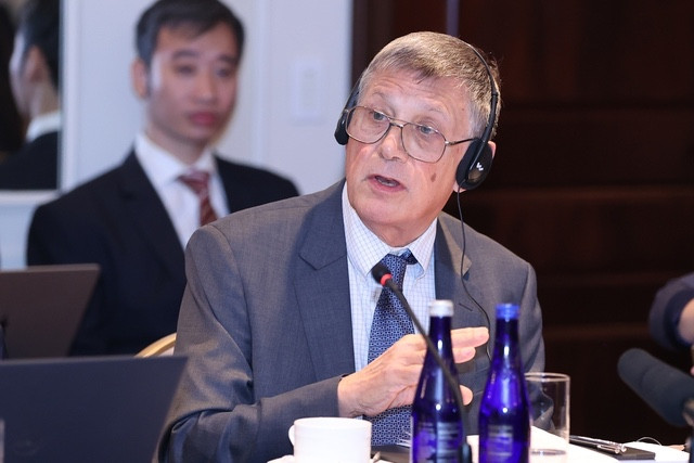 GS David Dapice cho rằng Việt Nam cần nỗ lực hơn để bảo đảm tự cường kinh tế. Chỉ có tăng cường kỹ năng cho người lao động mới có thể bắt kịp và vượt các nước trong khu vực