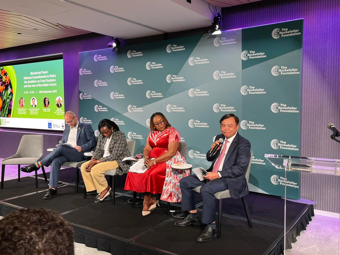 Thứ trưởng Bộ NN&PTNT Nguyễn Hoàng Hiệp dự và phát biểu tại phiên họp. Thứ trưởng Bộ NN&PTNT Nguyễn Hoàng Hiệp dự và phát biểu tại phiên họp.