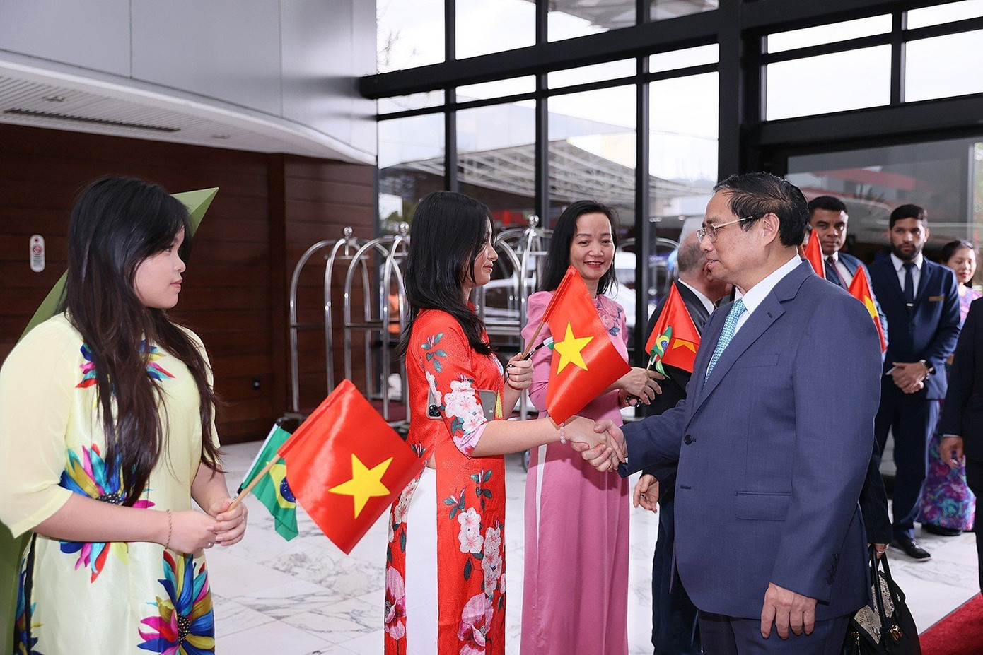 Cán bộ, nhân viên Đại sứ quán đón Thủ tướng Phạm Minh Chính tới Thủ đô Brasilia. Ảnh: DG.